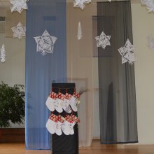 Par skatuves noformējumu rūpējās vācu valodas skolotājas. Ziemassvētku zeķes darin