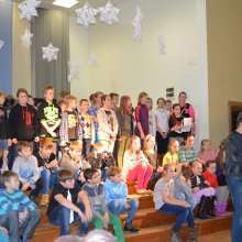 Uzstājas 5.klašu apvienotais koris ar dziesmu "Jolly old St.Nickolas"
