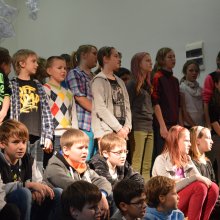 Apvienotais 5.klašu koris dzied dziesmiņu angļu valodā.