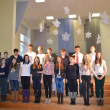 10.-11.klašu skolēni uzstājas ar dziesmu zviedru valodā.